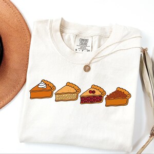 Camiseta Comfort Colors® con diseño de pastel de calabaza, camiseta de pastel de Acción de Gracias, camisetas familiares a juego con estampado de pastel, regalo de pastel de Acción de Gracias, regalo de otoño para amantes del pastel imagen 4