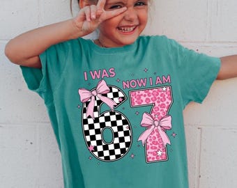 Camisa Comfort Colors® para niña de 7.º cumpleaños, lazo coqueto. Séptimo cumpleaños.