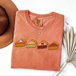 Camiseta Comfort Colors® con diseño de pastel de calabaza, camiseta de pastel de Acción de Gracias, camisetas familiares a juego con estampado de pastel, regalo de pastel de Acción de Gracias, regalo de otoño para amantes del pastel imagen 1