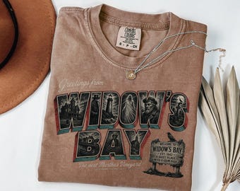 Camiseta Comfort Colors® Greetings From Widows Bay, camiseta Coastal Gothic, postal vintage de Halloween, atuendo para la temporada de Halloween.