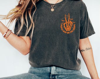 Camiseta Comfort Colors® People Give Me The Creeps, Camiseta de manos de esqueleto, Camiseta Witch Vibes, Temporada espeluznante, Camiseta de calavera de Halloween, Camiseta de gritos