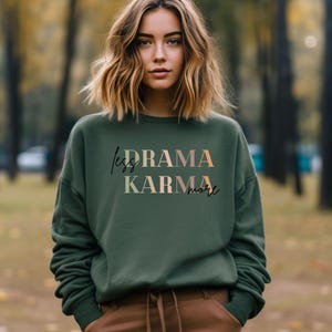 Less Drama More Karma, Karma Geschenk , Statement Sweater, Yoga Lifestyle, Positive Vibes, Drama, Karma, Lässiger Sweater