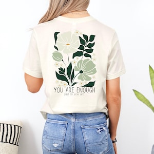 Flower „You Are Enough“ T-Shirt – Selbstliebe & Achtsamkeit – Floral Design mit inspirierender Botschaft – Perfektes Geschenk für Frauen