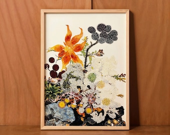 Può includere: Una stampa botanica incorniciata con una vivace composizione di fiori e piante. L'opera d'arte presenta un fiore arancione, bacche nere e trame bianche a pois, su uno sfondo chiaro. La cornice è in legno chiaro.