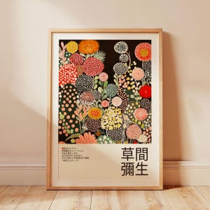 Könnte beinhalten: Ein farbenfrohes Poster mit einem floralen Design, das eine Vielzahl von Blumen in Rot-, Rosa-, Gelb- und Grüntönen zeigt. Der Hintergrund ist schwarz und der Text auf dem Poster lautet "草間彌生".