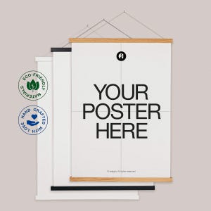 Może przedstawiać: Biały plakat z czarnym tekstem, który brzmi "YOUR POSTER HERE" i małym symbolem praw autorskich z tekstem "adagio. All rights reserved". Plakat jest zawieszony na ścianie z drewnianą ramą i czarnymi okuciami do zawieszenia.