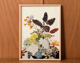 Può includere: Una stampa botanica incorniciata con una vivace composizione floreale. L'opera presenta una varietà di fiori nei toni del giallo, arancione e rosso, grappoli scuri simili a bacche e motivi a pois. La cornice è in legno chiaro.
