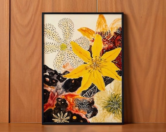 Può includere: Stampa artistica floreale incorniciata con una vivace composizione di fiori stilizzati. L'opera presenta un grande fiore giallo con dettagli intricati, accanto ad altri fiori nei toni del bianco, nero e rosso. La stampa è su uno sfondo color crema.