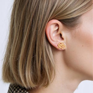 Pendientes con letra inicial, pendientes pequeños, pendientes personalizados, pendientes minimalistas, regalo para ella, regalo para mamá