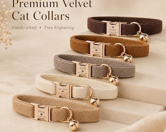 Puede incluir: Cinco collares de terciopelo para gato en tonos marrón oscuro, tostado, gris, crema y marrón claro. Cada collar cuenta con una hebilla de metal dorado grabada con un nombre y número de teléfono, y un pequeño cascabel dorado en una anilla.