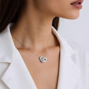 Collar personalizado con varios nombres, collar con nombre grabado, joyería delicada con nombre, joyería con apellidos, regalo para el Día de la Madre.