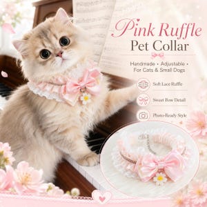 Könnte beinhalten: Eine helle Katze trägt ein rosa Rüschen-Haustierhalsband mit Schleife und Gänseblümchen-Anhänger. Das Halsband hat eine weiche Spitzenrüsche und ist handgefertigt und verstellbar. Der Text auf dem Bild lautet "Pink Ruffle Pet Collar".
