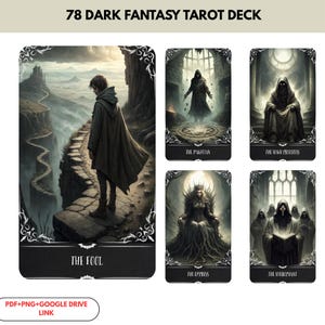 Puede incluir: Una baraja de tarot de fantasía oscura de 78 cartas, con ilustraciones de figuras con capas oscuras y escenarios góticos. Las cartas incluyen "El Loco", "El Mago", "La Suma Sacerdotisa", "La Emperatriz" y "El Hierofante". La baraja es en blanco y negro.