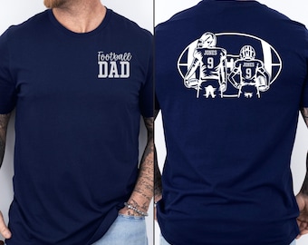 Personalisiertes Fußball Dad Shirt mit zwei Spieler Namen & Nummer Papa Fußball Geschenk für Fußball Papa Vatertagsgeschenk Fußball Papa Shirt Sport Papa