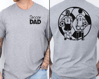 Camiseta personalizada para papá futbolista con nombres y números de dos jugadores. Camiseta para papá futbolista. Regalo para papá futbolista. Regalo personalizado para el Día del Padre para papá futbolista. Fútbol.