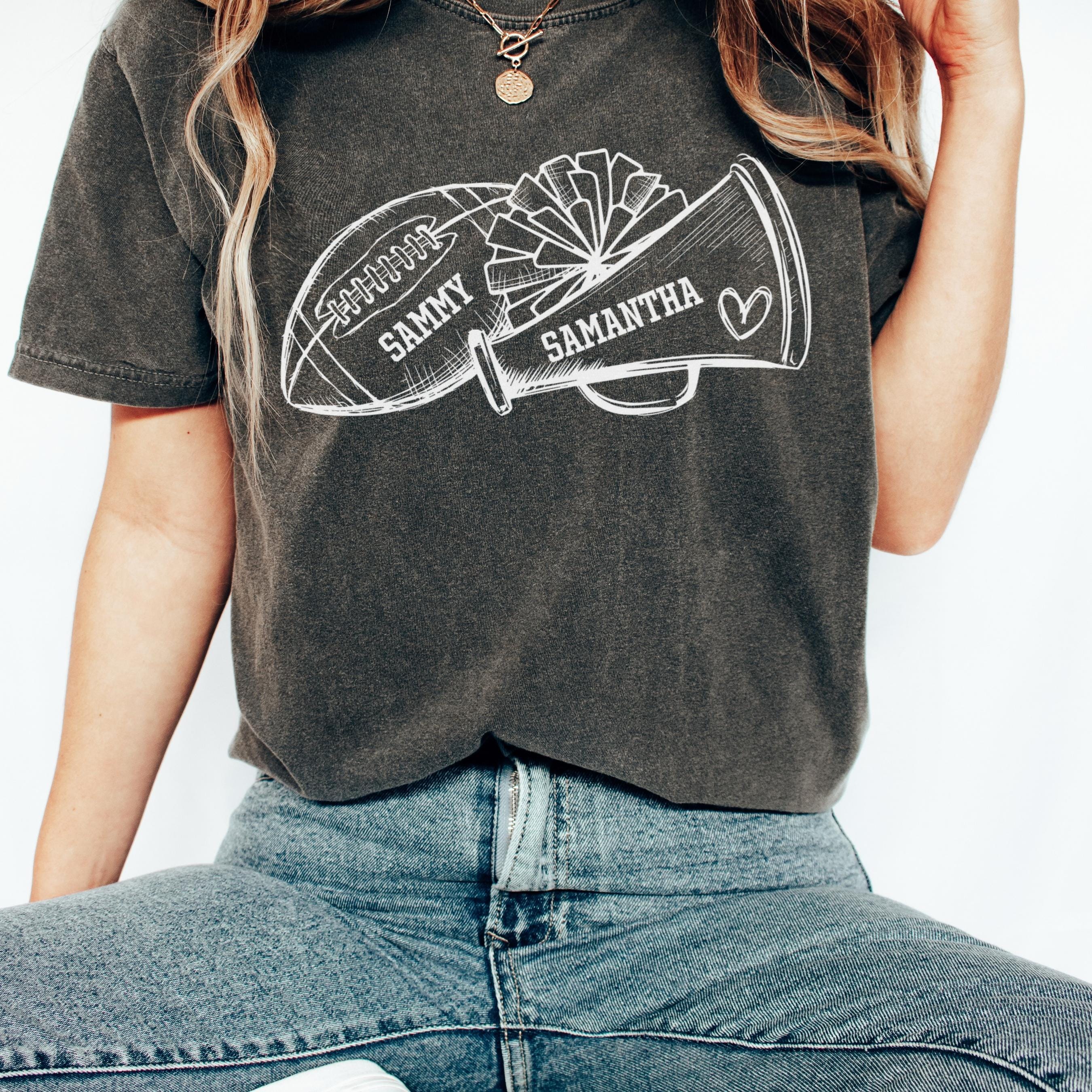 Benutzerdefinierte Fußball jubeln Mama Shirt Familie Spieltag Mutter von beiden Shirt Fußball jubeln Geschenk für Mama jubeln und Fußball High School Fußball Shirt