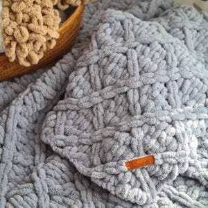 CHUNKY THROW DEKEN, handgemaakte pluizige bankdeken, housewarmingcadeau, pluche deken kinderwagen en peuter, gebreide deken