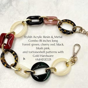 Può includere: Un'elegante catena in resina acrilica e metallo con finiture dorate. La catena presenta motivi verde foresta, rosso ciliegia, nero, rosa cipria e tartarugato. La catena è lunga 45.7 cm.