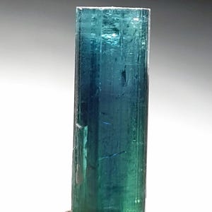 アフリカのピーチ鉱山産の天然最高品質のダークブルーインディコライトトルマリン結晶