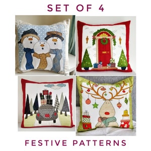 Op de afbeelding: Set van vier feestelijke kussenhoezen met kerstthema's. De ontwerpen omvatten sneeuwpoppen, een rode deur met een krans, een auto met cadeaus en een rendier met ornamenten.