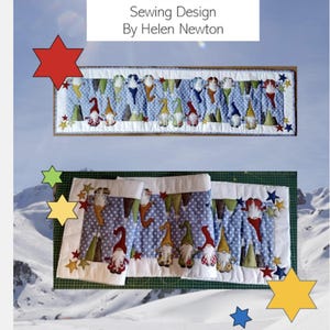 Könnte beinhalten: Ein weihnachtliches Tischläufer-Nähdesign mit Wichteln, Bäumen und Sternen. Das Design enthält den Text "Christmas Gnomes A Table Runner Sewing Design By Helen Newton". Der Läufer hat ein blau-weißes Tupfenmuster.