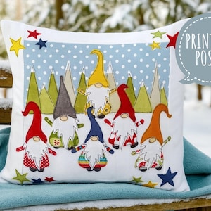 Może przedstawiać: Biała kwadratowa poduszka z fantazyjnym wzorem przedstawiającym gnomy w kolorowych czapkach i strojach. Poduszka ma niebieskie kropkowane tło z zielonymi i białymi kształtami gór. Tekst "PRINTED & POSTED" znajduje się w dymku.