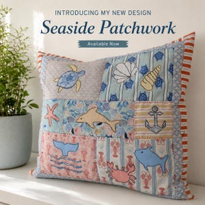Könnte beinhalten: Ein dekoratives Patchwork-Kissen mit maritimem Thema. Es zeigt gestickte Meeresbewohner wie eine Schildkröte, einen Seestern, einen Delfin und eine Krabbe auf verschiedenen Stoffquadraten. Der Text "Seaside Patchwork" und "Available Now" sind sichtbar.