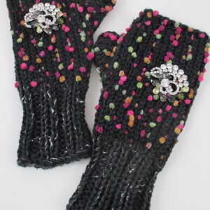 Hand Knit Armwarmers with Gems, Valentine's Day Gift, Hand Knit Wrist Warmers with Brooches, Fingerless Gloves with Jewels afbeelding 4