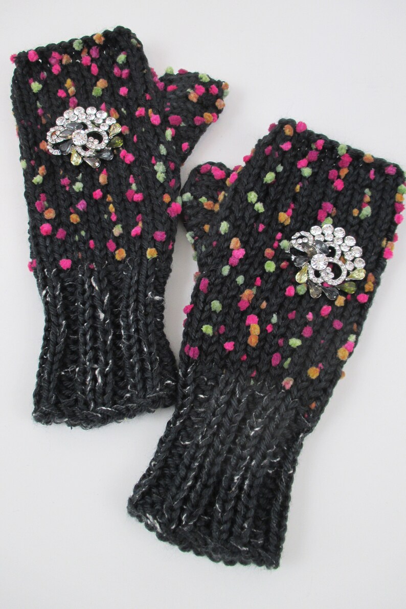 Hand Knit Armwarmers with Gems, Valentine's Day Gift, Hand Knit Wrist Warmers with Brooches, Fingerless Gloves with Jewels afbeelding 4