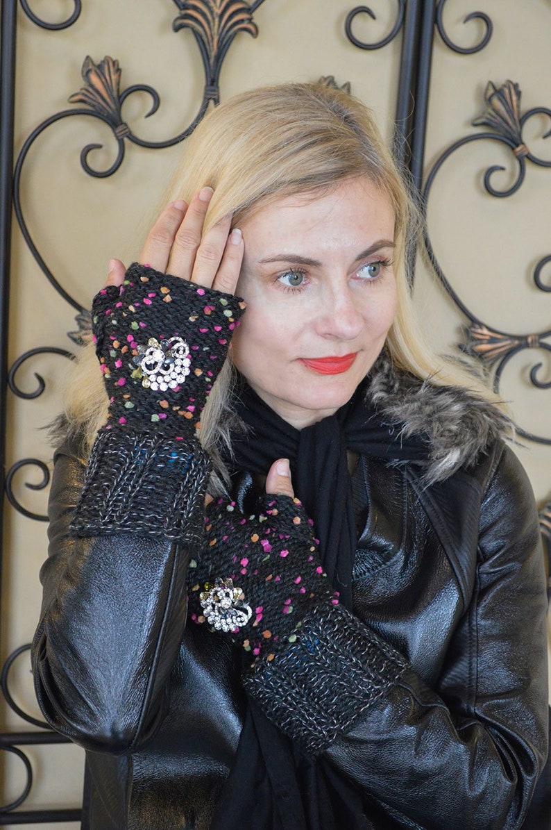 Hand Knit Armwarmers with Gems, Valentine's Day Gift, Hand Knit Wrist Warmers with Brooches, Fingerless Gloves with Jewels afbeelding 2