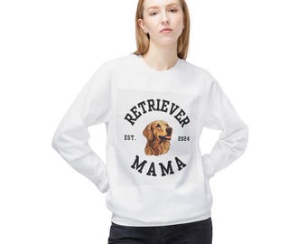 Może przedstawiać: Biała bluza z czarnym nadrukiem przedstawiającym psa rasy golden retriever z tekstem "RETRIEVER MAMA EST. 2024"