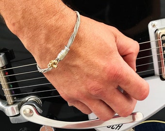 Bracelet de cordes de guitare électrique recyclé de couleur argentée avec des extrémités sphériques en laiton attachées Cadeau musicien unique unisexe Commandes personnalisées disponibles