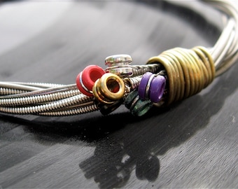 Pulsera de cuerdas de guitarra eléctrica Unisex Hombres Hecho con cuerdas usadas de origen local Parte de las ganancias se destina a becas de música para jóvenes