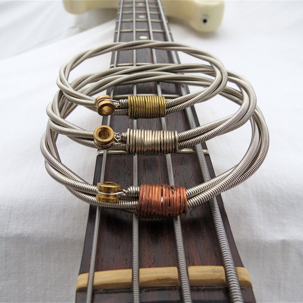 Braccialetto realizzato con corde di basso riciclate: un regalo sostenibile per musicisti.