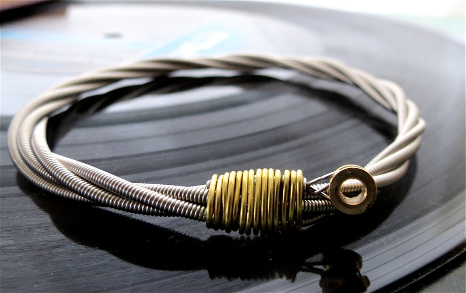 Кольцо из струны гитары своими руками. Кольцо из струны гитары. Кольцо из струны гитары своими руками. Кольцо плетеное из струны. Колечки из струн.