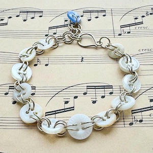 ヴィンテージのマザーオブパールとモダンなボタンを使用したヴィンテージブライダルブライズメイドボタンブレスレット