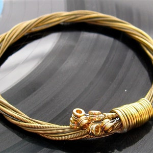 Recycelte Akustik Gitarre String Armband goldfarben mit Messing Kugel Enden unisex Herren Kerl Geschenk