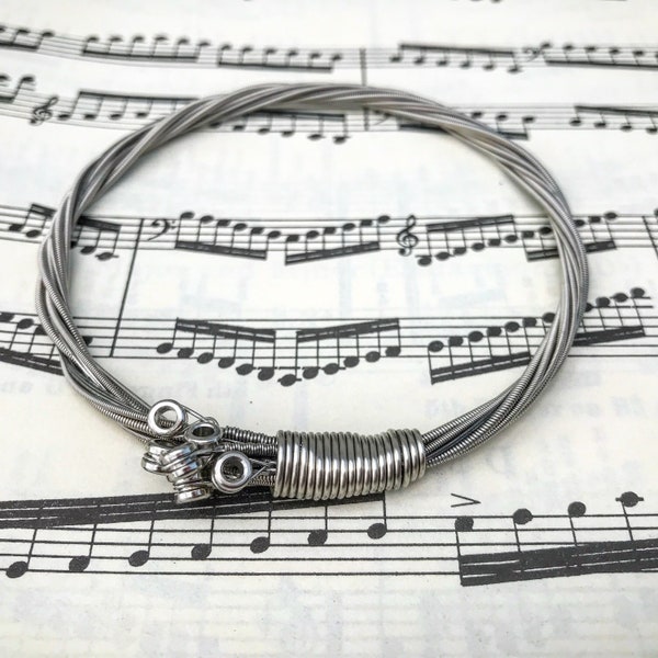 Bracelet de corde de guitare électrique de couleur argent avec des extrémités de boule de couleur argent attachées Unisexe Unique d’un cadeau durable recyclé