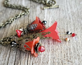 Collar con colgante floral de lucita roja, colgante floral de estilo victoriano, joyería llamativa de latón envejecido