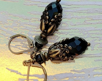 Brincos Art Nouveau em forma de lágrima preta: vidro facetado estilo vitoriano
