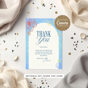 Può includere: Un modello di biglietto di ringraziamento digitale da 13x18 cm con uno sfondo acquerello blu e un pannello centrale bianco ad arco. Il biglietto mostra il testo THANK YOU, DEAR FRIEND, THANK YOU FOR COMING AND CELEBRATING THIS MILESTONE WITH ME.