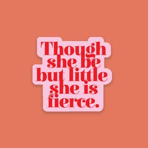以下が含まれることがあります： 赤い文字で「Though she be but little she is fierce.」と書かれたピンクのステッカー