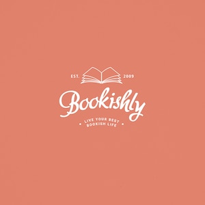 Pu&ograve; includere: Logo bianco su sfondo pesca con il testo "Bookishly" in un font stilizzato. Il logo include anche il testo "EST. 2009" e "LIVE YOUR BEST BOOKISH LIFE".