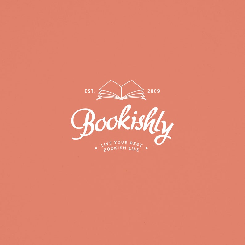Pu&ograve; includere: Logo bianco su sfondo pesca con il testo "Bookishly" in un font stilizzato. Il logo include anche il testo "EST. 2009" e "LIVE YOUR BEST BOOKISH LIFE".