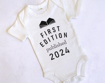 Personalisierter Babygrow - Erste Ausgabe veröffentlicht - Personalisierte Jahr Babyweste - Baby Body Suit - Unisex Babykleidung - Neues Baby Geschenk