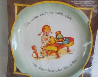 Vintage New In Box   Holly HoBBie Plate For Decoration