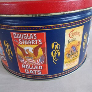 Op de afbeelding: Een vintage blauwe en rode blikken container met een Amerikaanse adelaar en de tekst "Douglas and Stuart's Rolled Oats". De blik heeft ook een rood, wit en blauw ontwerp met de tekst "Columbian Rolled White Oats The American Cereal High Grade".