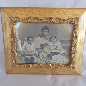 Vintage / Antique Gold Tone Ornate Wood Picture Frame With Antique Photo