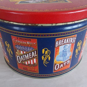 Op de afbeelding: Blauwe en rode blik met een etiket met de tekst "2 pounds German Mills American Oatmeal" en een ander etiket met de tekst "Breakfast Rolled Oats".
