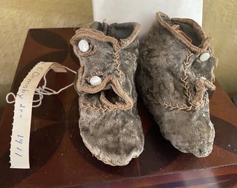 Antique baby velvet shoes 1911